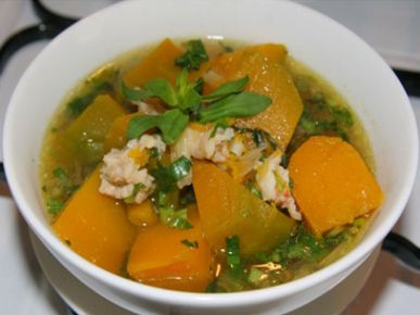 Canh bí đỏ nấu tôm